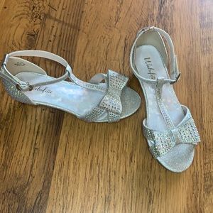 NWOT Little Girl’s size 13 silver Rhinestone low heels